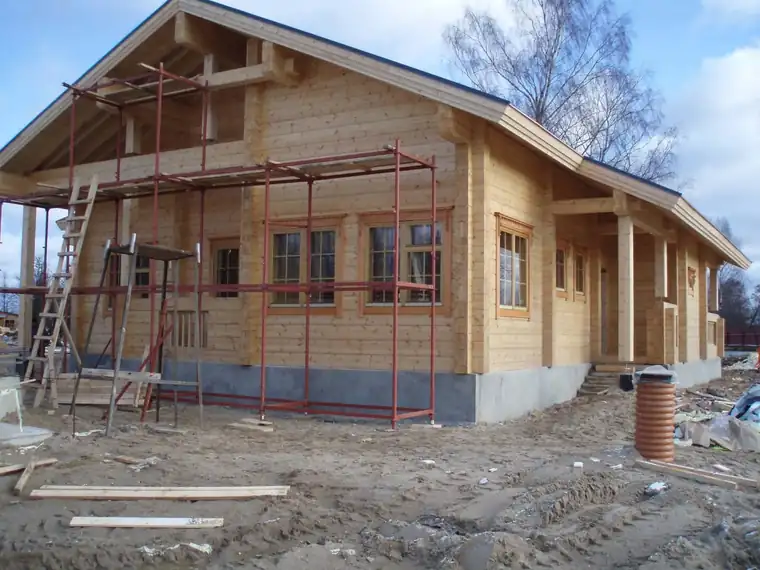 Palkmaja tellingutes, aknad paigas
