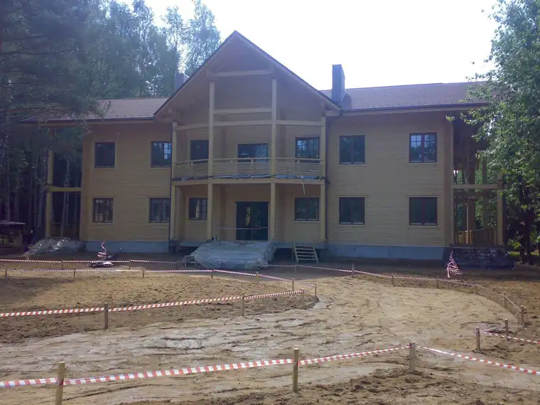 Valmis värvitud kahekorruseline hoone puude vahel