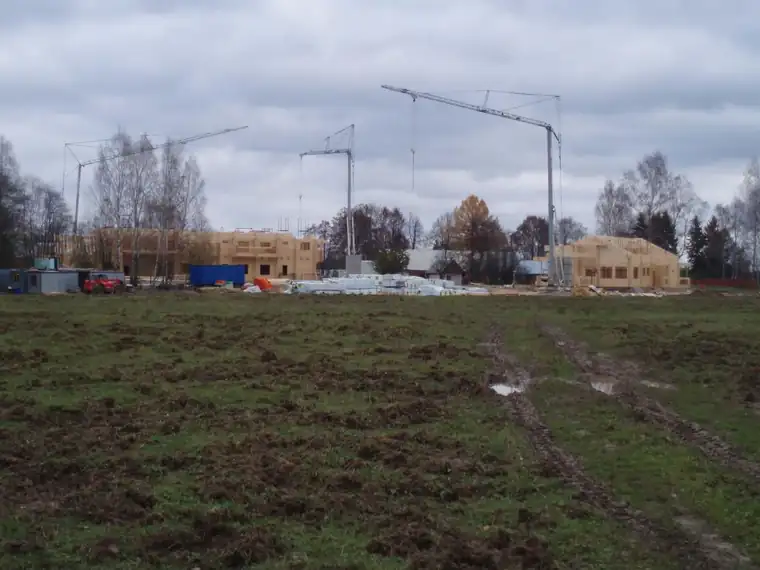 Ehitusplats kaugelt üle põllu