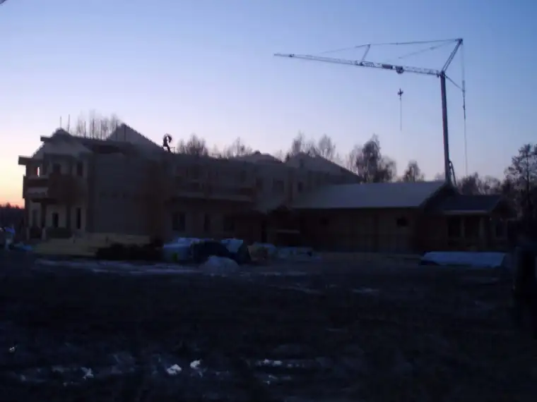 Suurobjekt õhtuhämaruses, kraana taamal